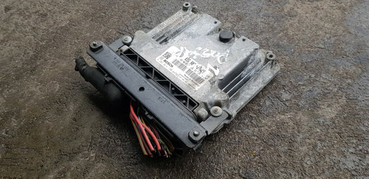 VW Passat Motorsteuergerät Steuergerät 03G906021RS 0281014130