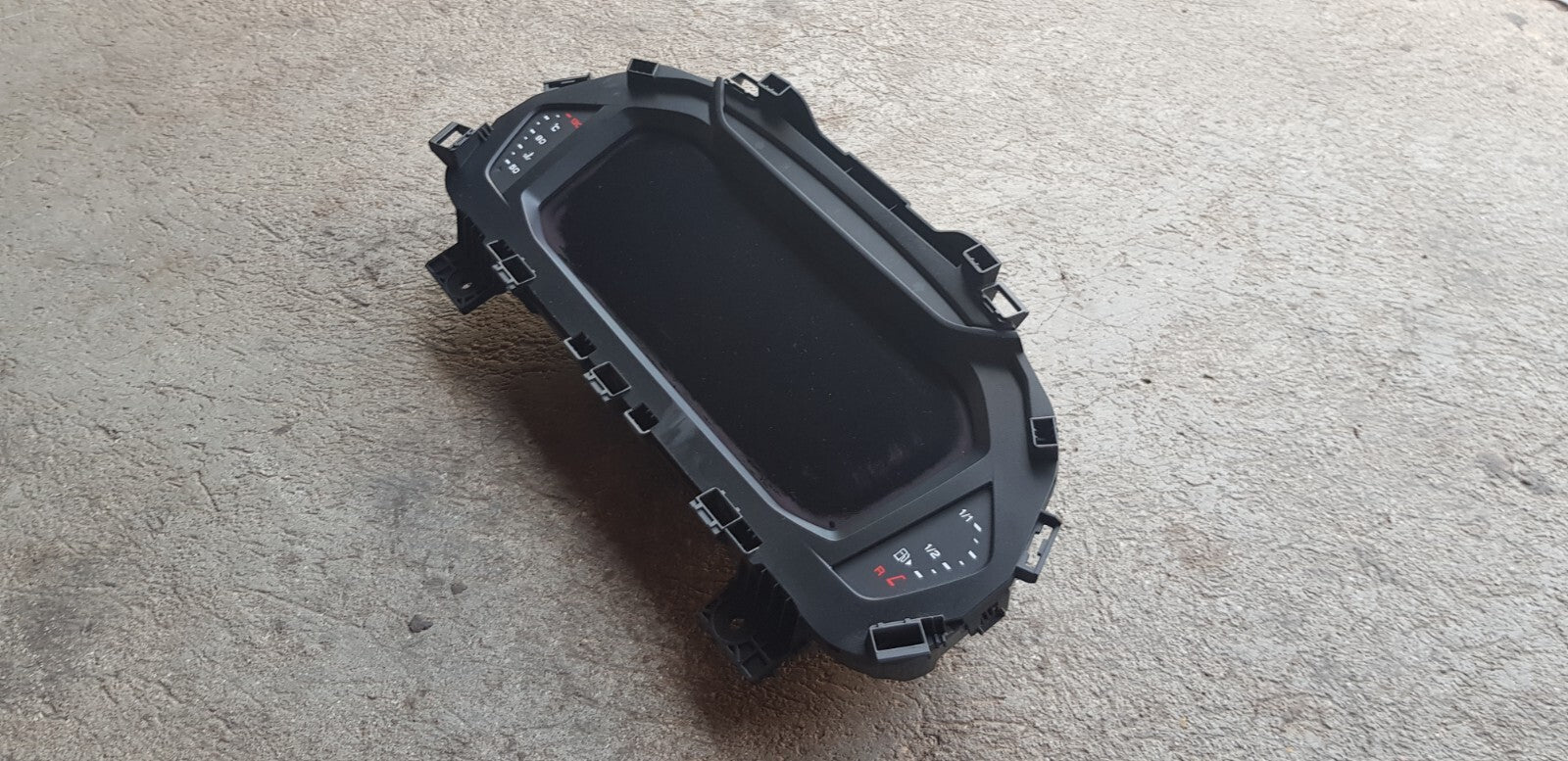 Audi Q3 Tachometer Kombiinstrument 83A920700B